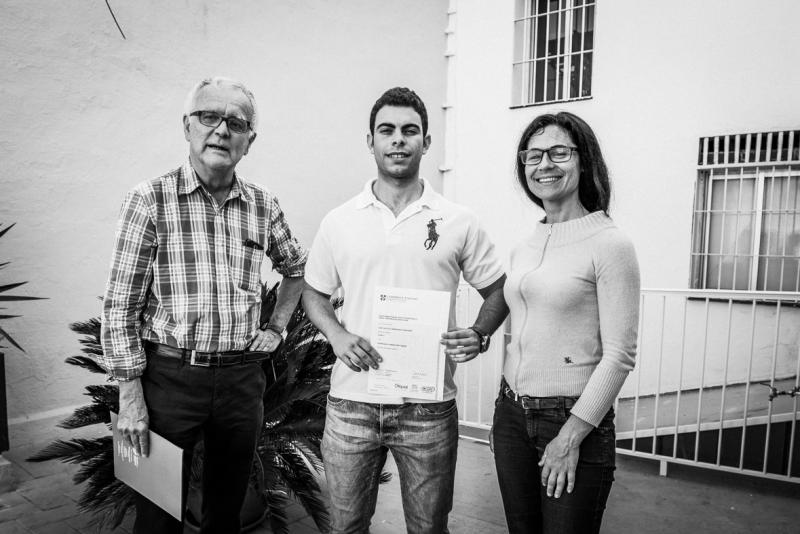 Nuestro director, Oliver Norman, entregó el título de CAE a Luis, acompañado por su madre. Luis, Oliver y su madre